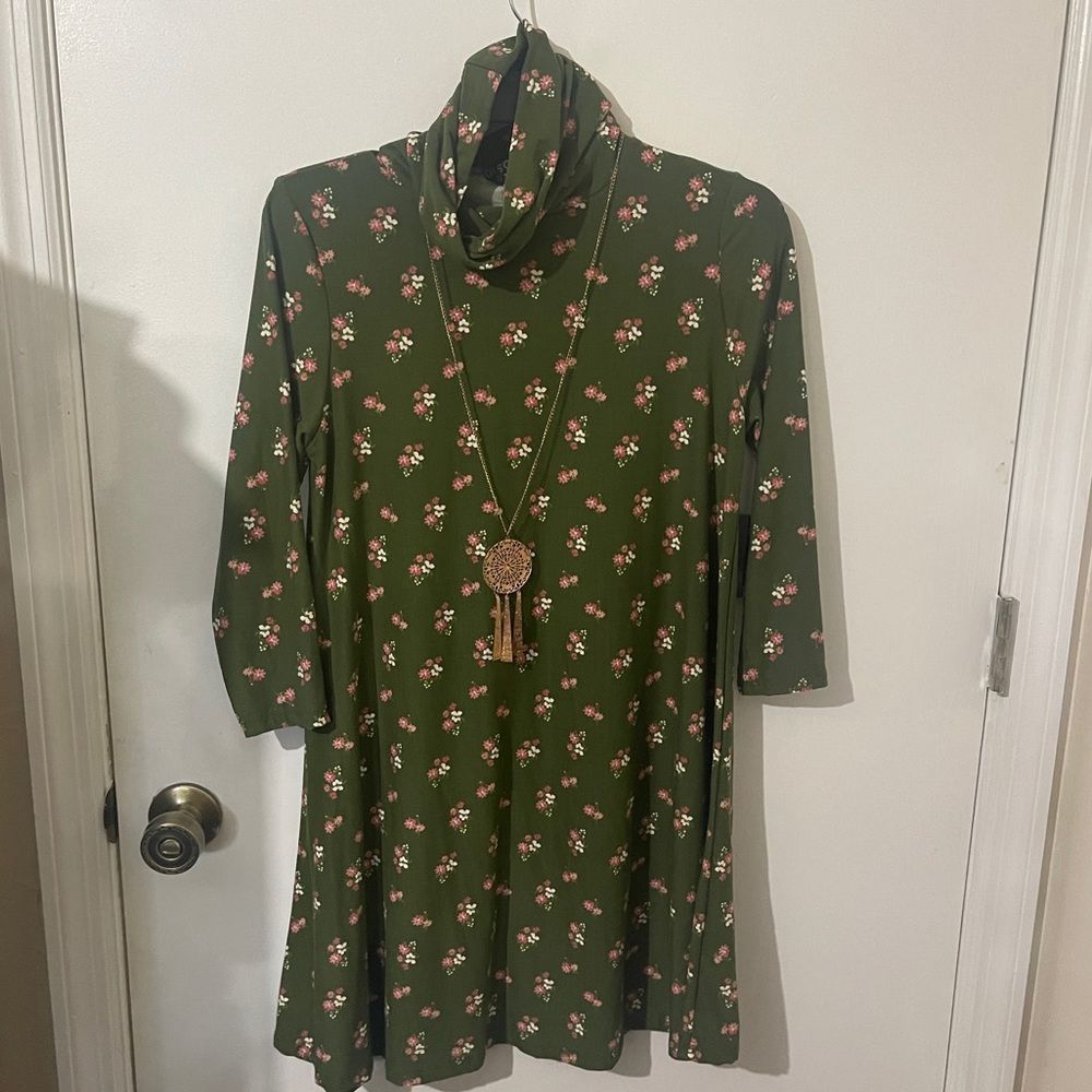 NWT!! Girl's Discreet Green Cowl Neck Dress with Necklace Set size L